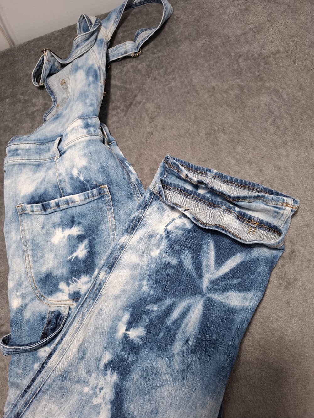 Pilcro Bleached Tie-Dye Light Blue Denim Overalls Women's Jeans Size 31 - Picture 14 of 14